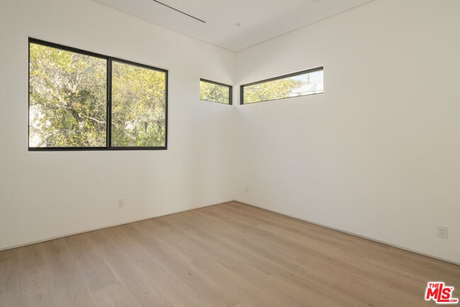 Building Photo - 1931 Sunset Plaza Dr