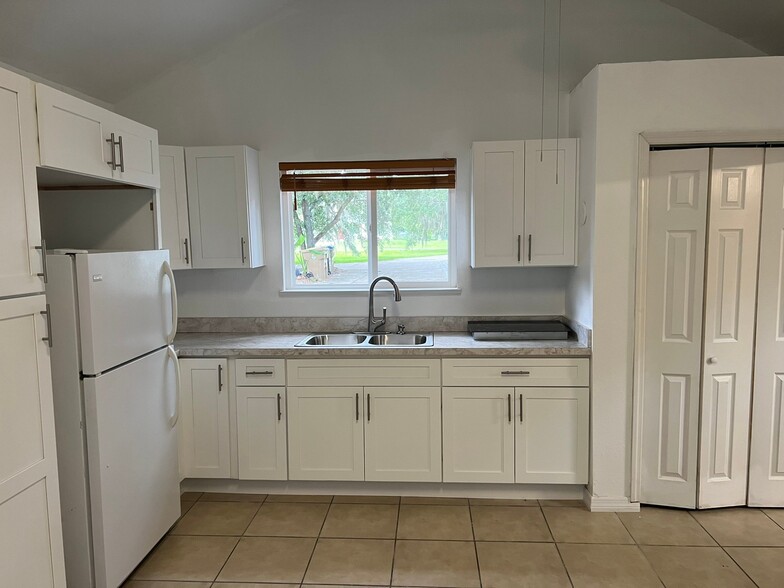 Building Photo - 2540 Greenwood Dr