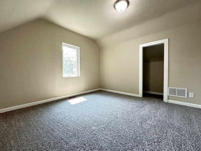 Building Photo - 4 Bedroom Remodeled Home in Chariton