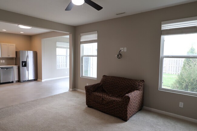 Building Photo - 1899 Lakecrest Dr