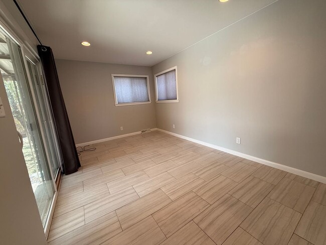 Building Photo - Spacious Twin Lakes Gem!!!