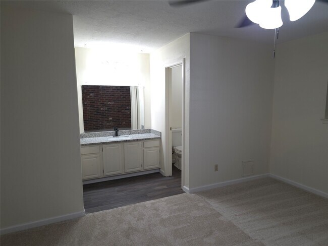 Building Photo - 4860 Kentington Dr
