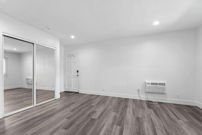 Building Photo - 1240 W 29th St