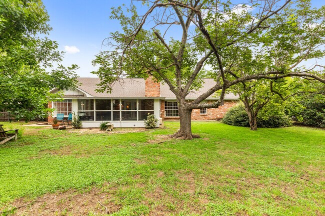 Building Photo - 712 Willow Creek Dr