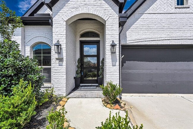 Building Photo - 7211 Sylvan Birch Trl