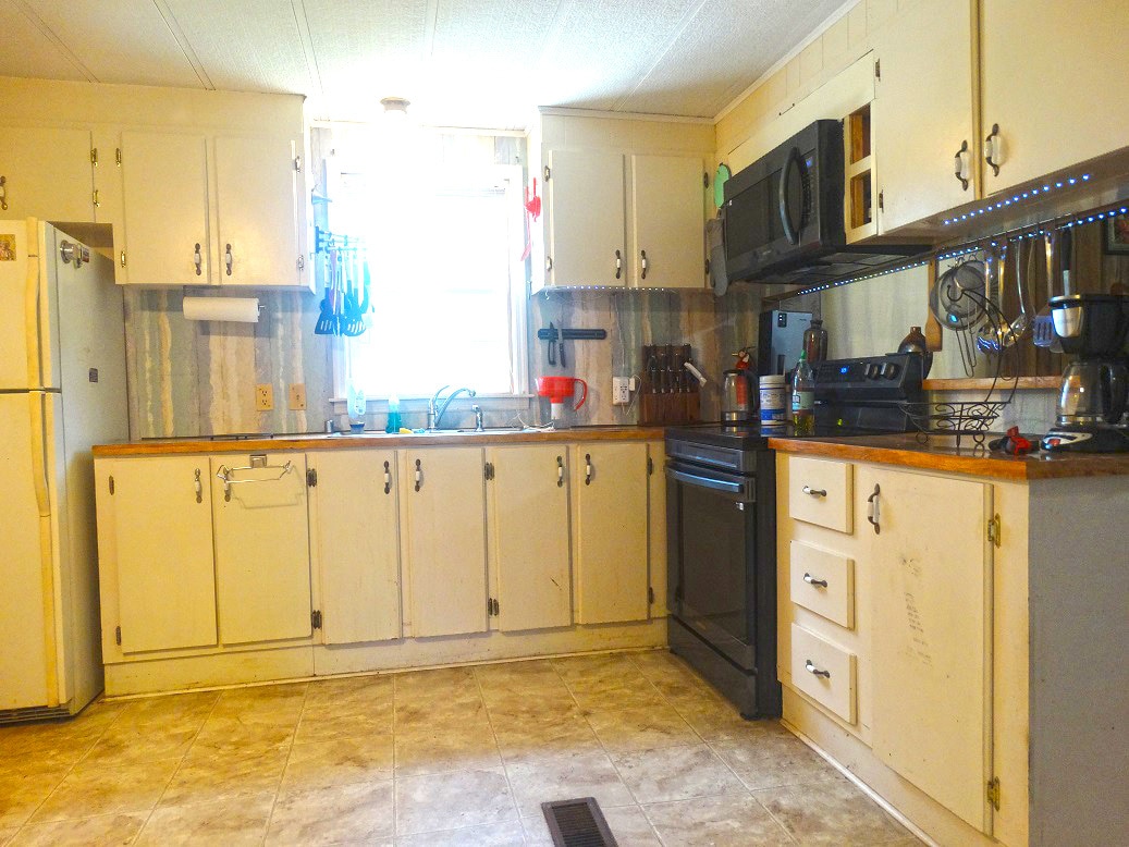 Spacious kitchen - 118 W Rogers St