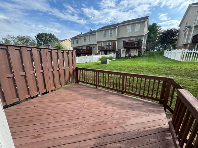 Building Photo - Taylor Spring Townhouse With Garage and Basement