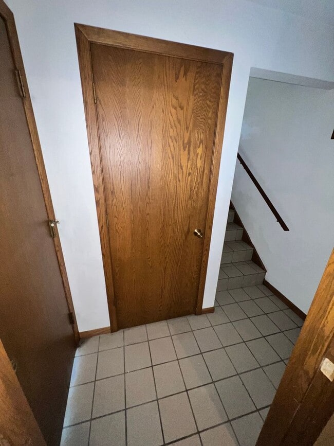 Building Photo - 123 E Ninth St