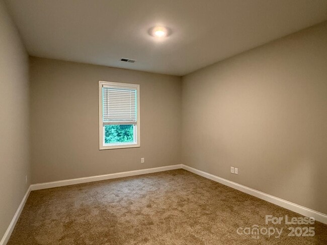Building Photo - 121 Pine Eagle Dr