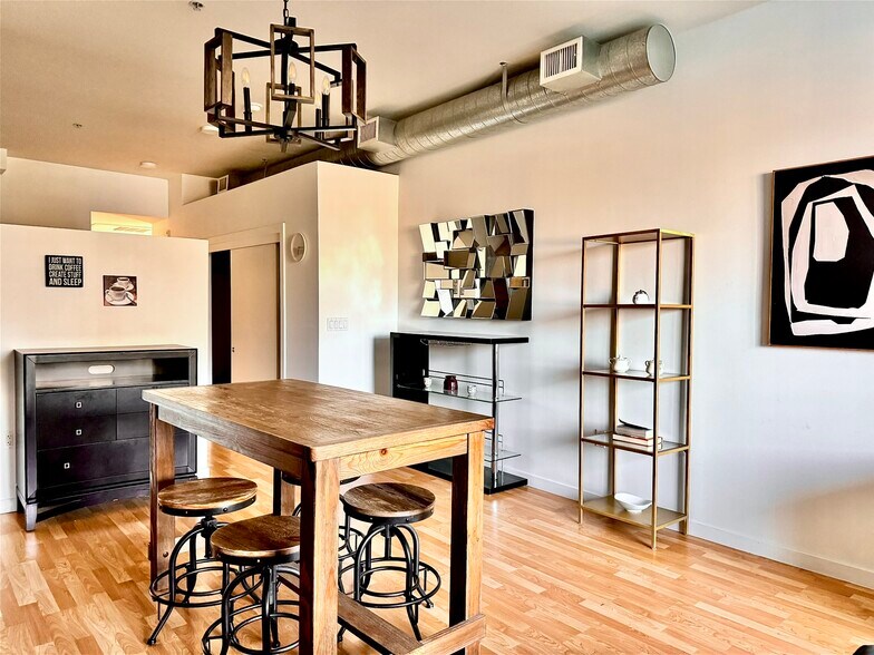 Building Photo - 889 Date St