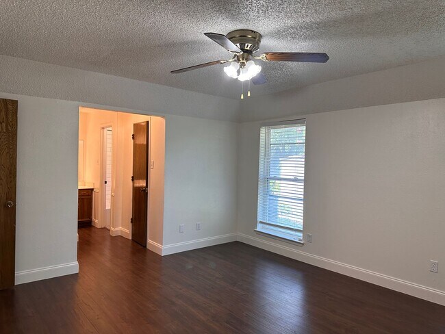 Building Photo - 3 Bedroom 2 Bath 2 Car Garage in Arlington - Excellent Location