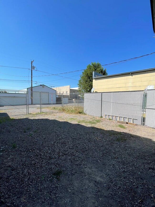 Building Photo - Hard to find 1 bdrm 1 bath house in the he...