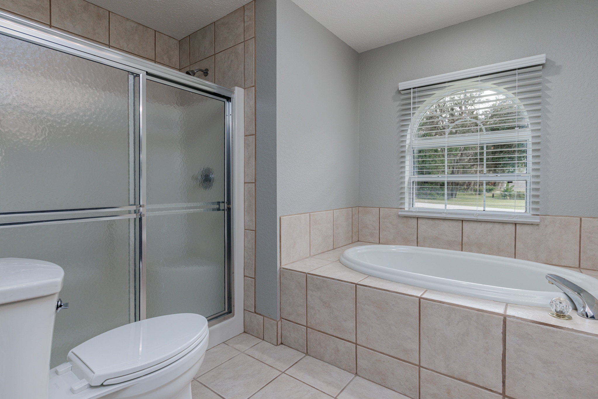 Building Photo - 320 N Fresno Ave