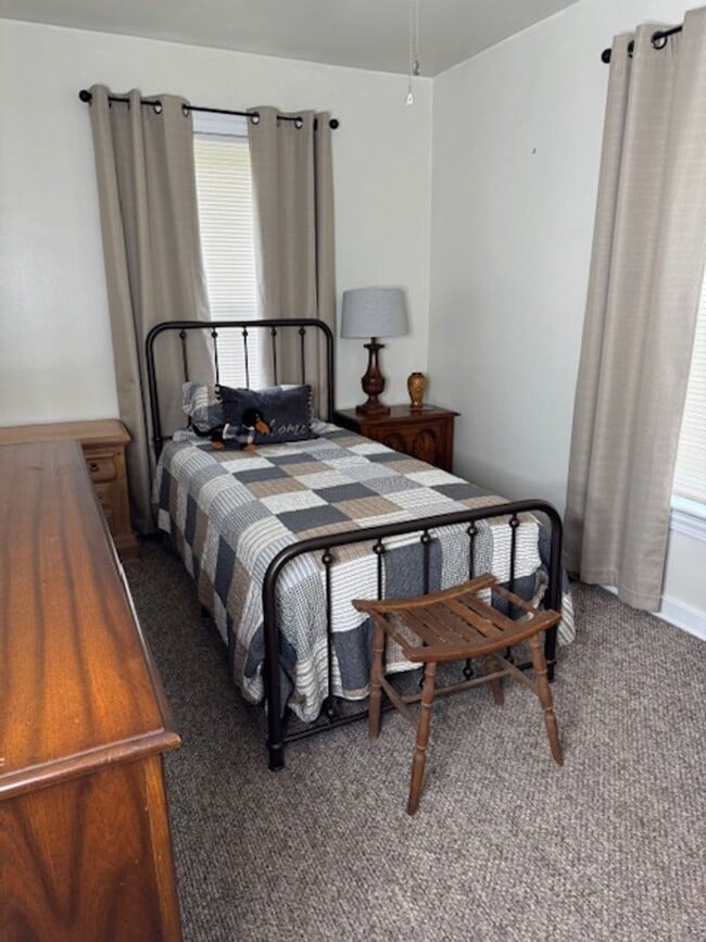 Building Photo - Beautiful 3 Bed / 1 Bath, Large rolling yard