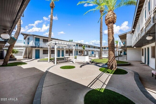 Building Photo - 3025 N 32nd St