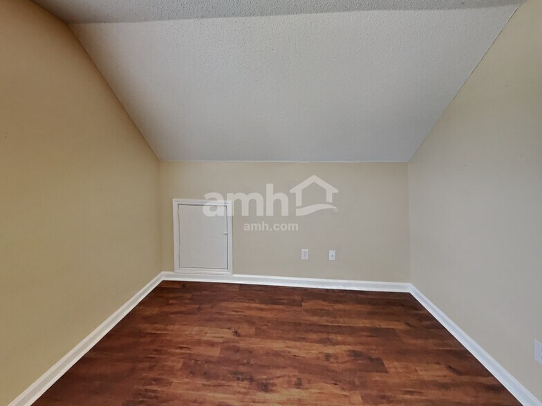 Building Photo - 140 Tennyson Ct