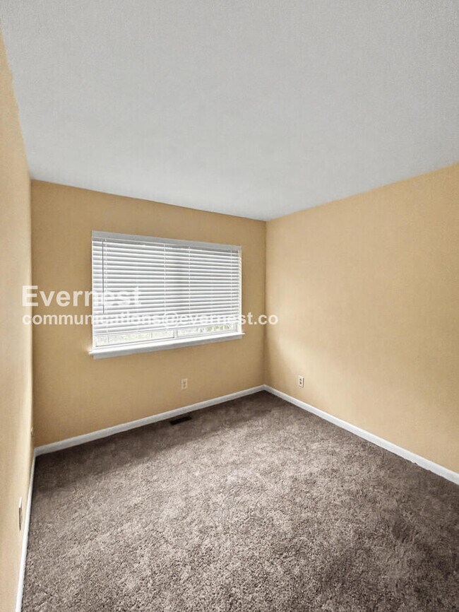 Building Photo - 3 Bed, 1.5 Bath Townhome with Off-Street Parking / Pet-Friendly / Available Now!