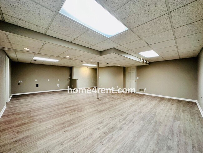 Building Photo - Wonderful Belton Home w/ Wood Floors, Finished Basement and Fenced Yard!