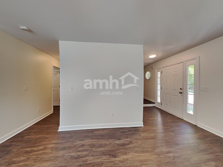 Building Photo - 2807 Sutherland Dr