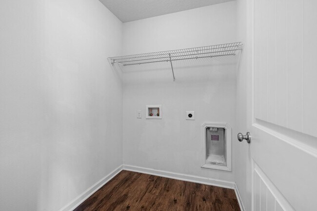 Building Photo - OPEN CONCEPT 4 BED / 2.5 BATH - Community Pool
