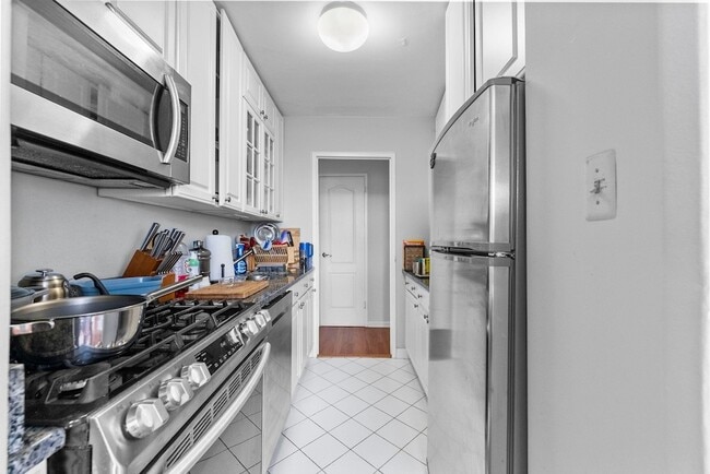 Building Photo - 225 St Pauls Ave