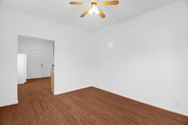 Building Photo - Cozy Home located in Greensboro
