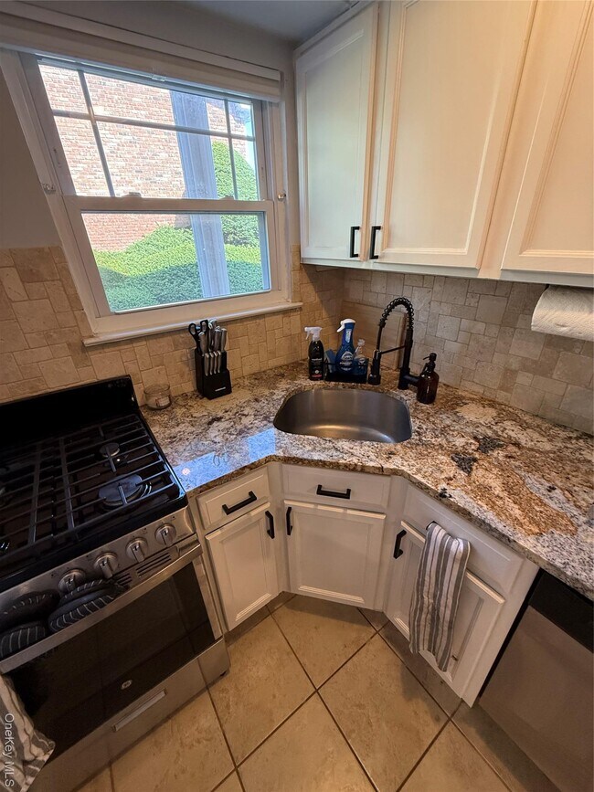 Building Photo - 142 Fair Harbor Dr