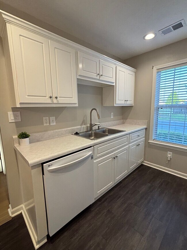 Building Photo - AVAILABLE NOW- LOW MAINTENANCE, MOVE-IN READY PATIO HOME IN NE COLUMBIA!!