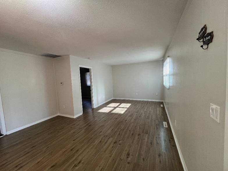 Building Photo - 912 E Skinner St