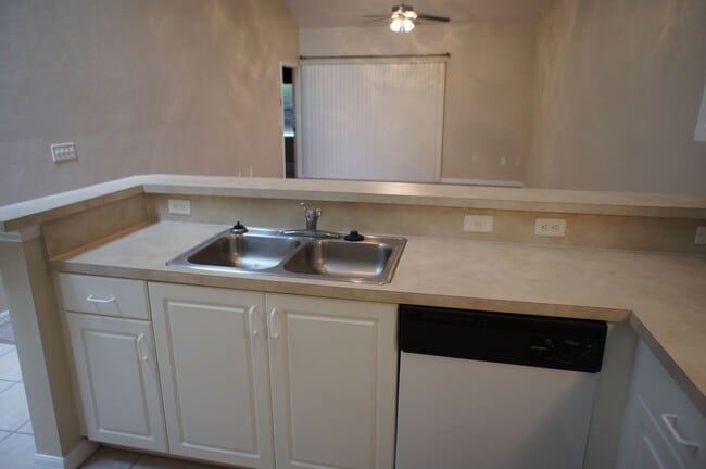 Building Photo - Lovely Condo in The Greens at West End