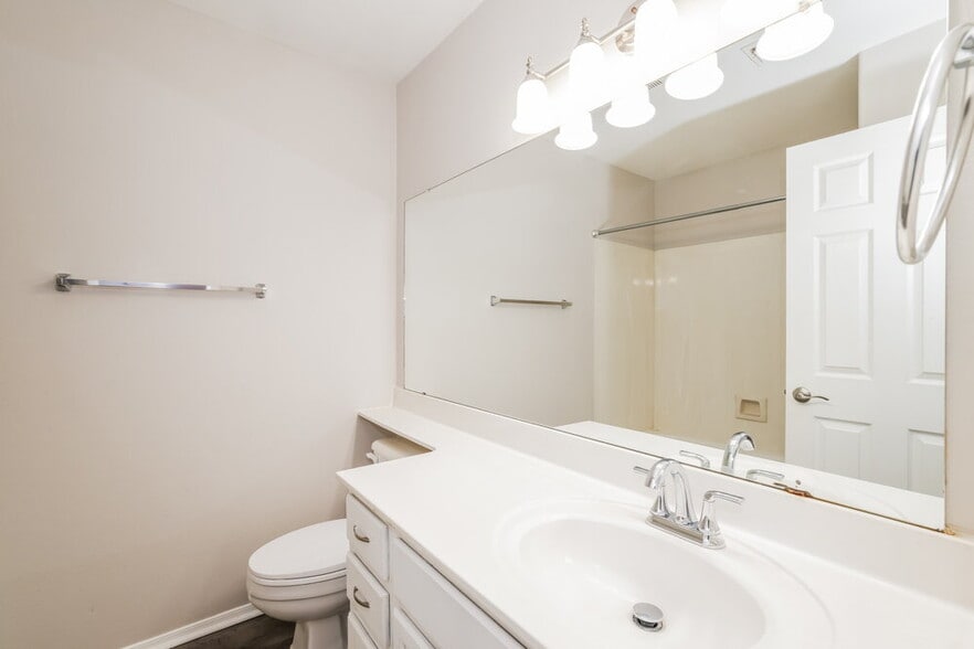 Building Photo - 425 S Sunrise Dr