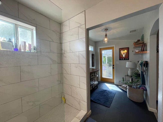 Building Photo - 843 E Butler Dr