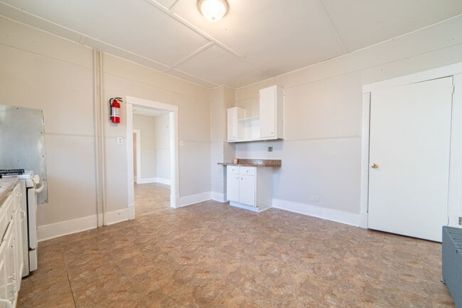 Building Photo - 426 W Peach St