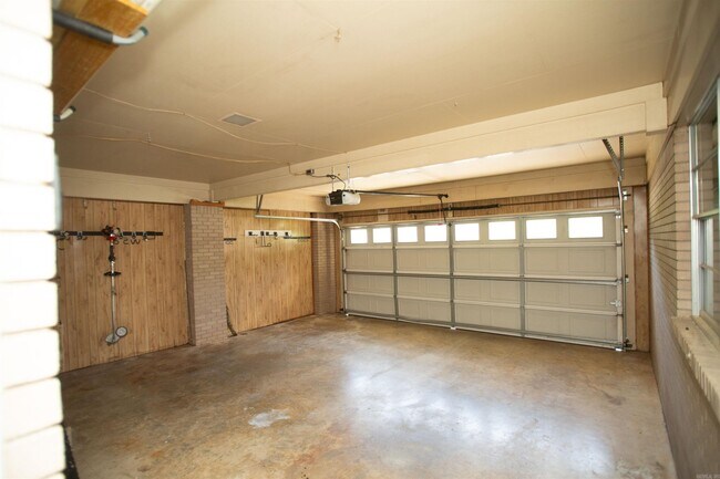 Building Photo - 8607 Linda Ln