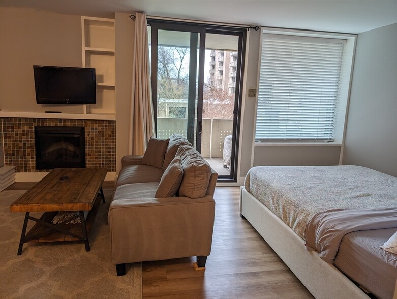 Building Photo - 300 M St SW