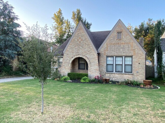 Building Photo - 2 Bedroom 2 Bathroom plus Bonus Room with ALL Appliances Included