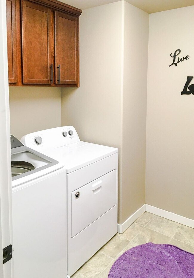 Building Photo - Spacious 5 Bed/2.5 Bath Single Family Home...