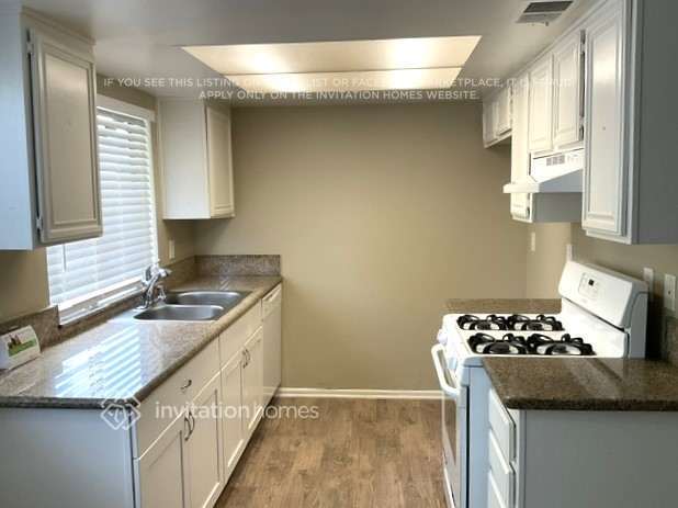 Building Photo - 1251 S Meadow Ln