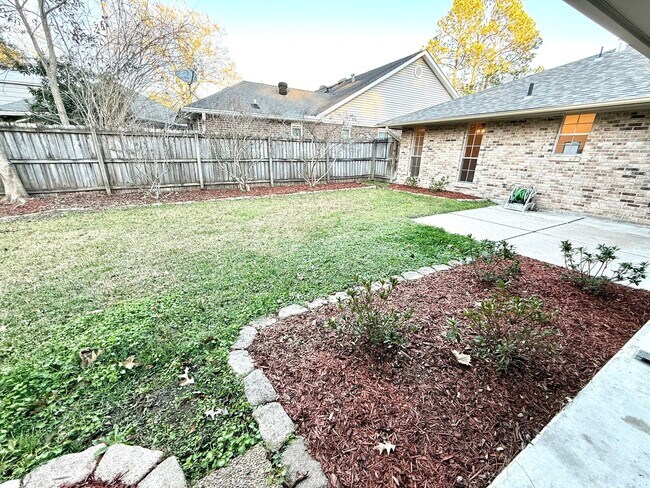 Building Photo - Spacious & Updated 3BR in Brookhollow – Fully Equipped