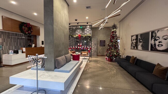 Building Photo - Urban Living with Iconic Views