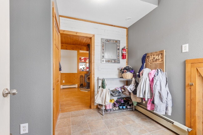 Building Photo - Spacious 4-Bedroom Home in the Heart of Sh...