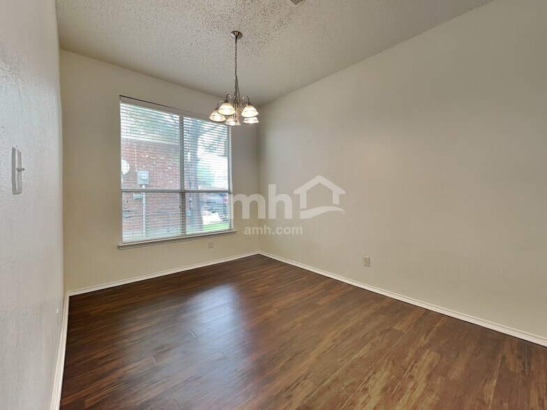 Building Photo - 300 Trailwood Dr