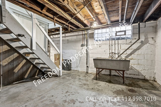 Building Photo - 761 Shady Dr E