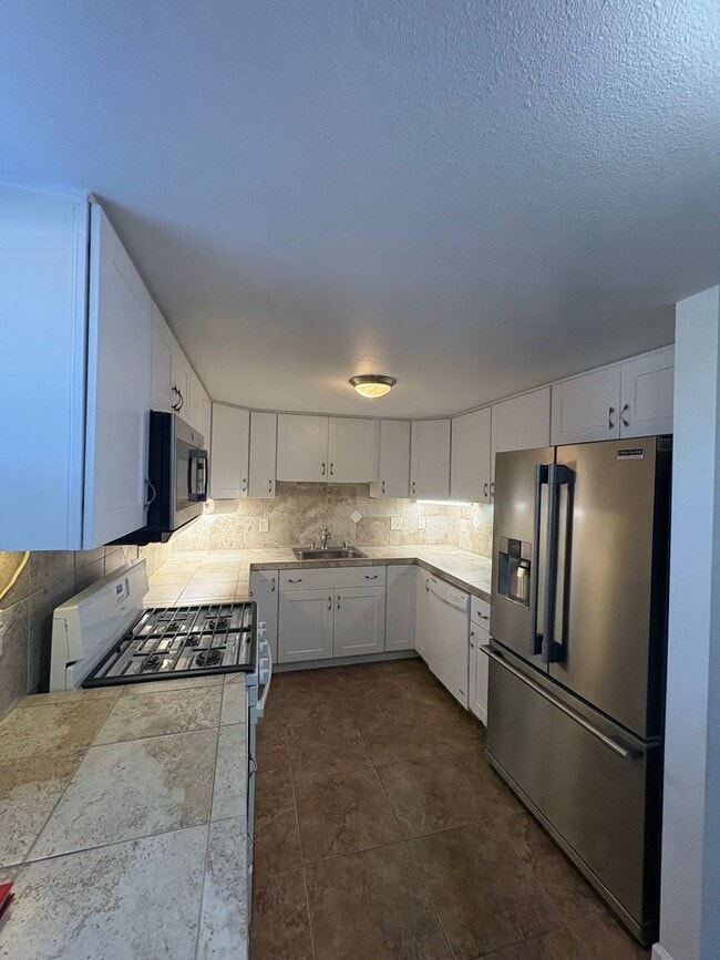 Building Photo - No Utilities Studio apartment with full Kitchen and Laundry
