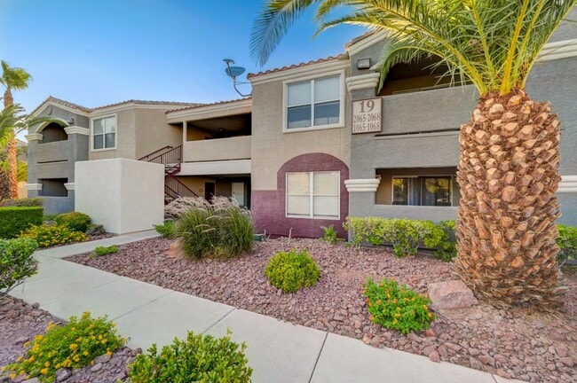 Building Photo - Charming 3 Bedroom Upstairs Condo in a Gat...