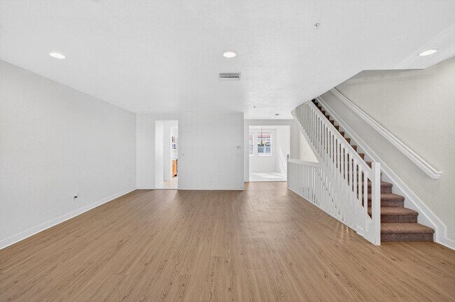 Building Photo - 4 BEDROOMS 3.5 BATHROOMS!! GATED COMMUNITY