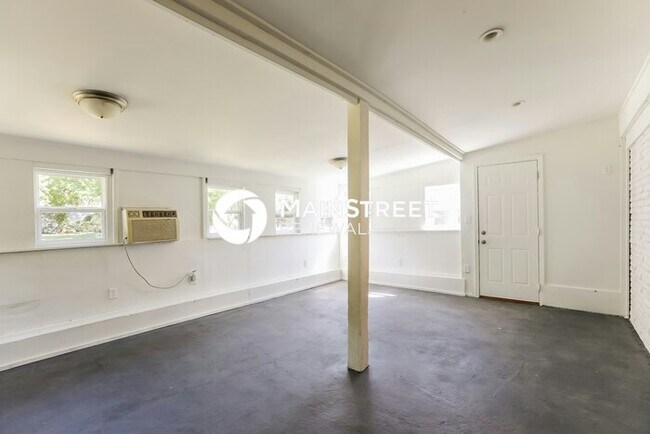 Building Photo - 3 Bedroom Pet-Friendly Home in Overland Park, KS with Main Street Renewal