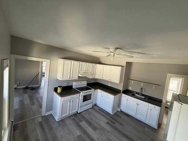 Building Photo - 142 Belmont St