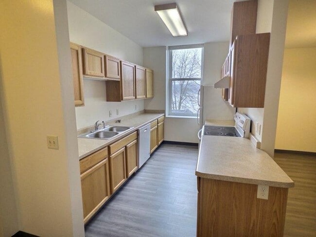 Building Photo - 823 Main Street Unit A/B/C/D C