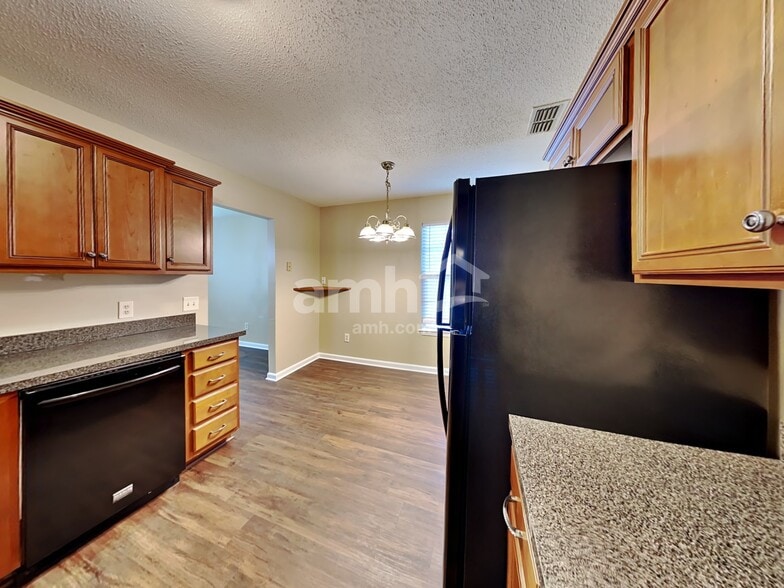 Building Photo - 2027 Waterford Dr